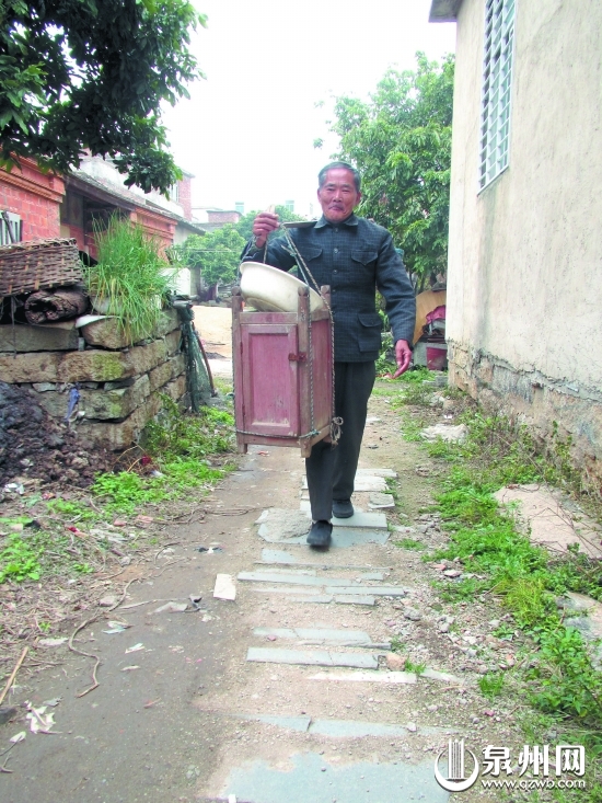 “挑担剃头师”曾树仁已坚持走街串巷为村民理发52年