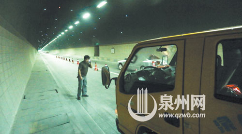 发现车在隧道里出故障，司机第一时间报警。