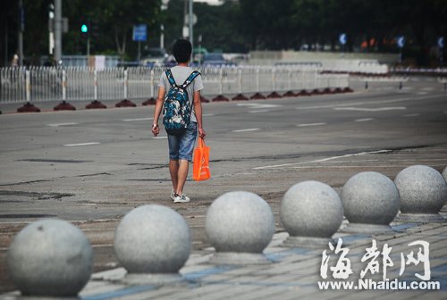 三中金山分校，一位考试迟到的考生，见门已关上，黯 