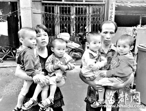 四胞胎看起来比同龄人瘦小