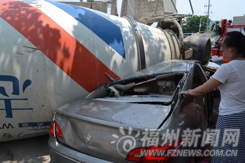 幸好车内还留有空间，4人率先被路人救出