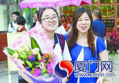 孩子走出考场，妈妈献上鲜花表示祝贺。