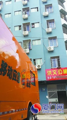 移动应急电源车正停在洪文公寓楼下。