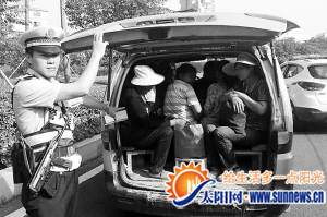 超载司机将面临罚款。面包车核载7人,实载19人