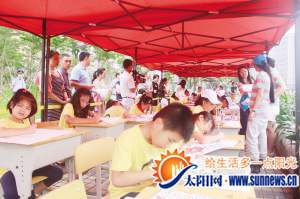 20名小学生现场作画