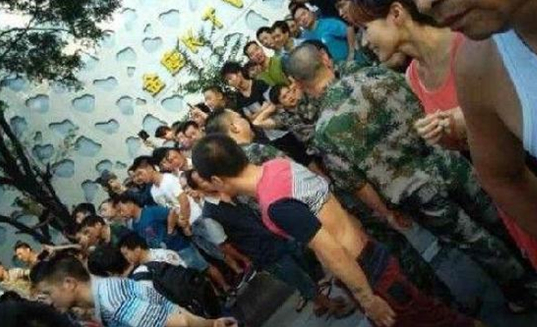 广州三元里数百人聚集 与执法人员对峙(图)4