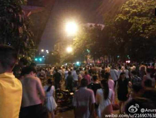 广州三元里数百人聚集 与执法人员对峙(图)2