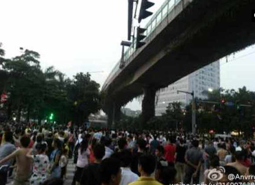 广州三元里数百人聚集 与执法人员对峙(图)