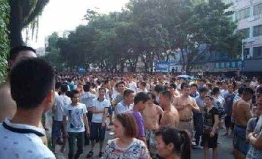 广州三元里数百人聚集 与执法人员对峙(图)3