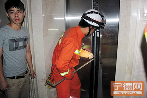深夜酒店电梯故障 4乘客被困10分钟