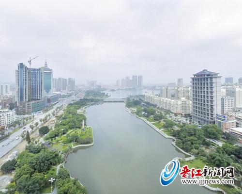 江滨公园绿色长廊。
