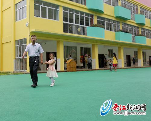 幼儿园就在门口，田仁志快乐接女儿放学。