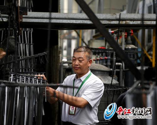 作为涂装车间的小组长，田仁志快乐工作着。
