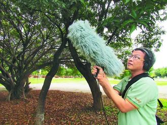 高雄市民薛永志每逢假日就扛着顶级录音器材，到野外 