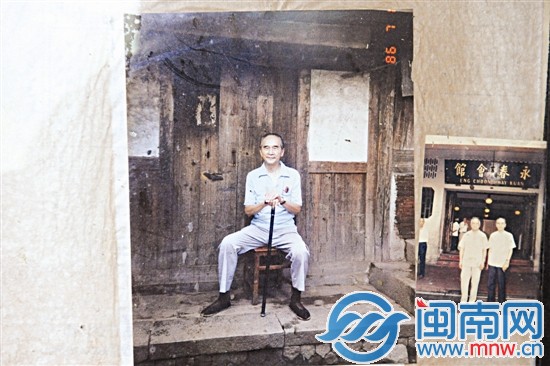 梁披云80岁时回乡，在故居前留影留书