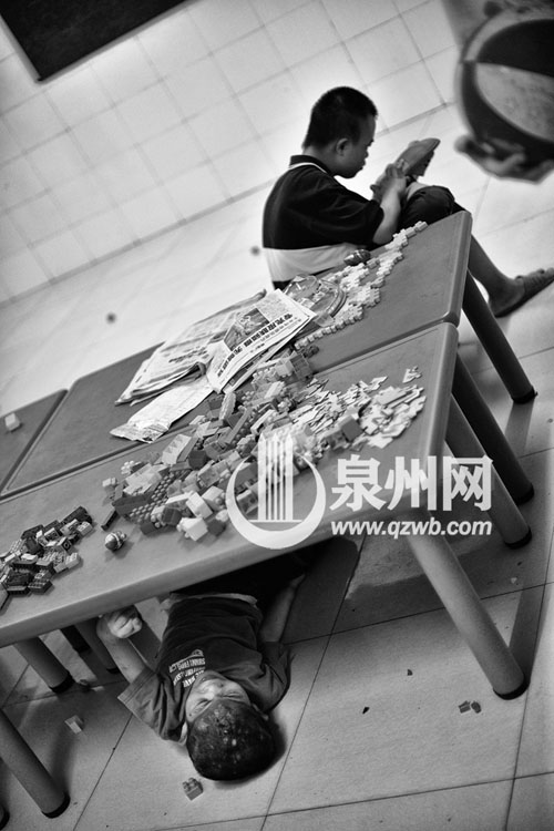 孩子在桌底