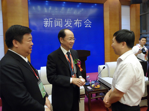 台湾农委会前主委彭作奎（中）、海促会秘书长张玉成 