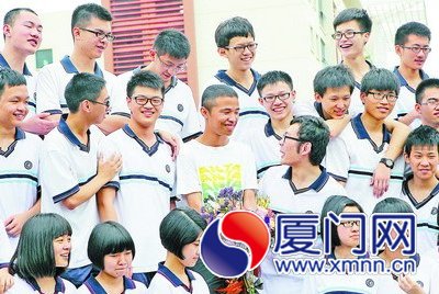 徐益峰（捧花者）昨日回到学校，和同学们一起拍毕业 
