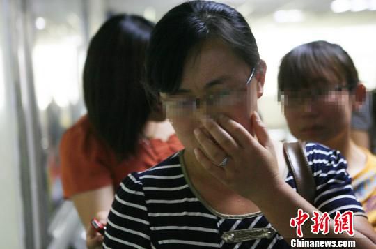 图为悲痛万分的孩子生母。