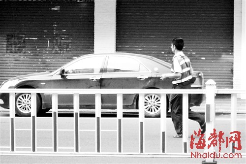 为收取停车费，收费员在机动车道上狂奔