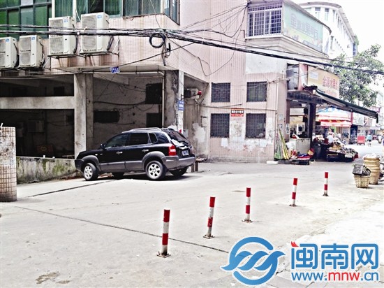 为防车辆乱停 路边私设栏杆