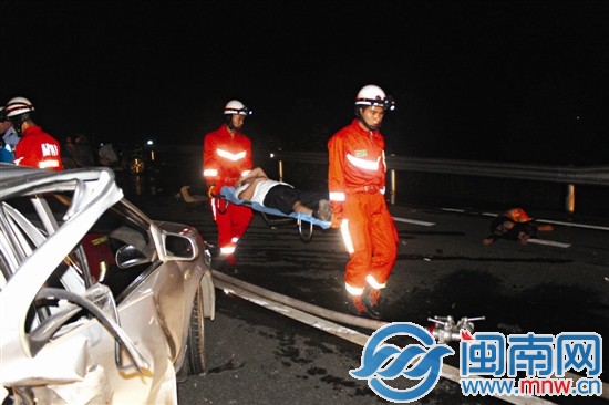 龙岩莆永高速永定段应急车道上，两小车追尾致前车3 