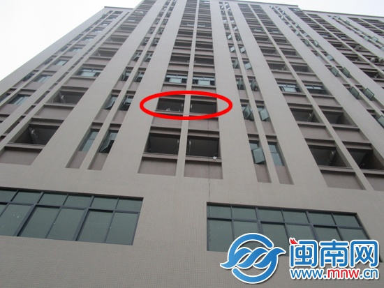 小卢收衣服时，不小心踩空掉了下去（画圈处）