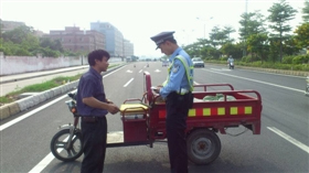 民警对无牌人力三轮车集中整治