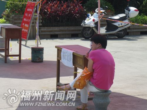 来自福州市第二福利院的江大姐全程守在考场外，等着 