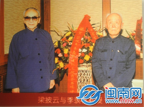 黎大陈列的照片，可通过翻拍与吾顶村共享