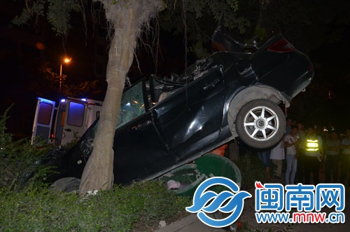小车就这样，斜立在路边
