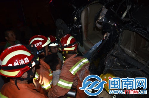 消防正在对被困人员施救
