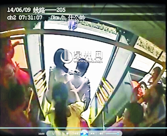一名男乘客主动护送女乘客前往医院