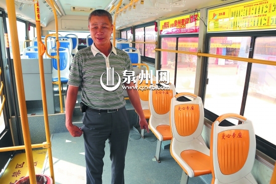 205路公交车司机杨惠城向记者讲述事发过程