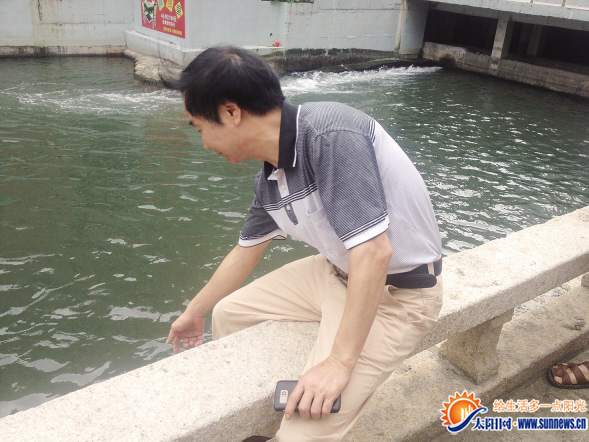 林添水当时就是这样夹住石质护栏,合力将男孩拉起。