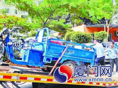 执法人员查扣违法三轮车
