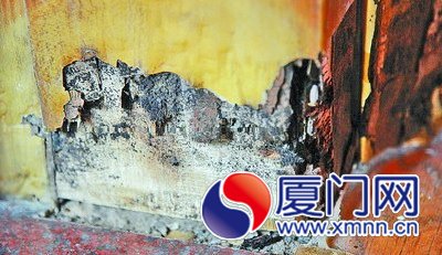 受潮发霉的木门脱皮了