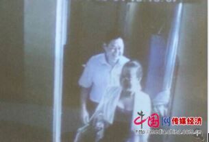 网友手机拍到李建林与该女子离开宾馆时图片