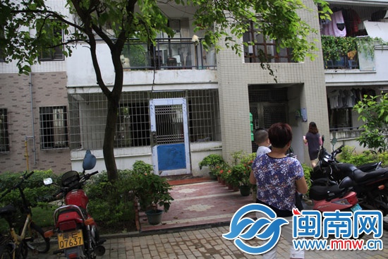 两片公共绿地被改成“私家花园”