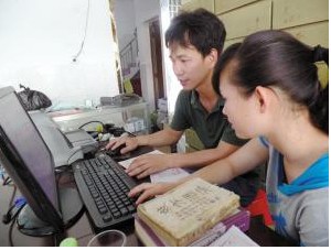 沙建镇卫生院工作人员在上坪片区村卫生所指导信息化