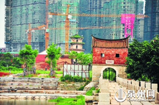 白塔周边高楼林立
