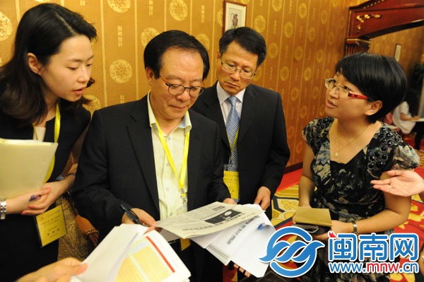 朱日男植翻阅海都报关于文都系列的报道时，细心地用 