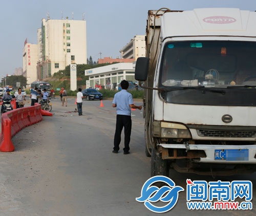事发路段正在施工，路面凹凸不平