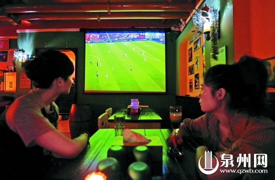 不少酒吧已播放起球赛,为世界杯“预热”。