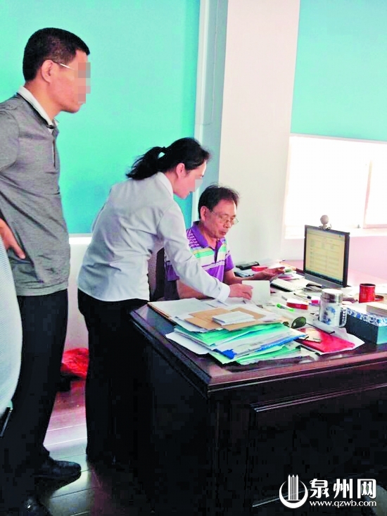 一些家长赶到丰泽区招生办，帮孩子拿网上填报志愿的 