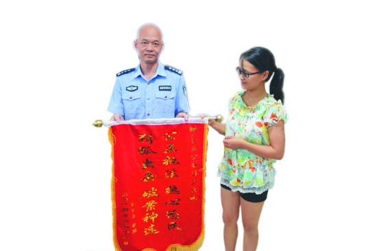 如数领回被骗巨款，赠送锦旗给安溪警方。