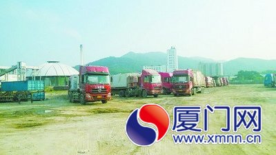 涉嫌超限车提早开到这里躲避。