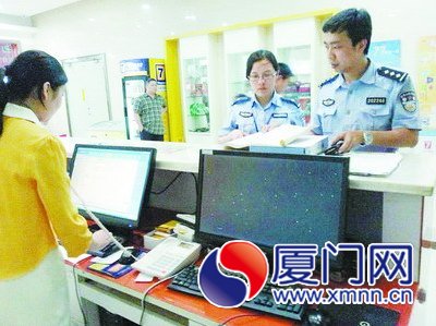 民警正在清查宾(旅)馆。