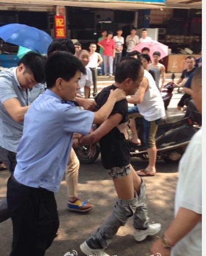 温州县学前中山派出所门口男子引爆炸弹