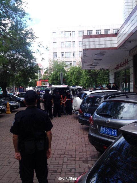 温州县学前中山派出所门口男子引爆炸弹